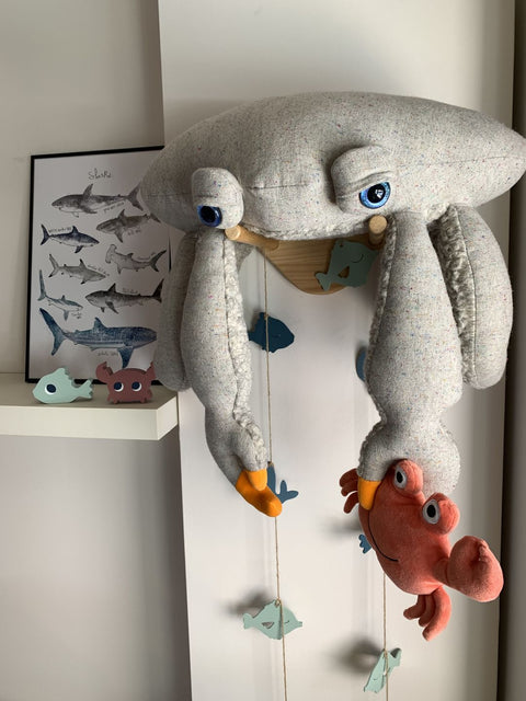 " Nous adorons notre nouveau crabe. Il est magnifiquement fait. Ce n'es pas un animal en peluche basique, plutôt une œuvre d’art. Nous sommes certains que nos petits-enfants l’aimeront! "